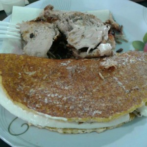 cachapa mediana con queso y pernil