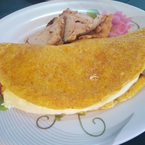 cachapa mediana con pernil asado