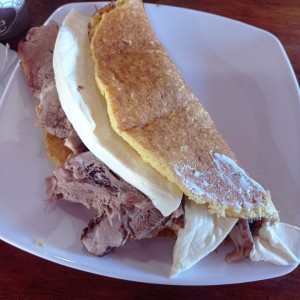 Cachapa con queso y pernil