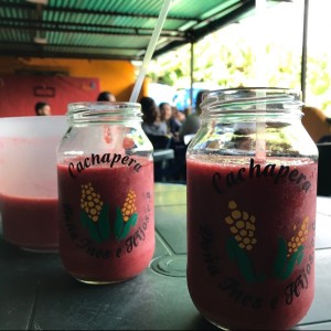 Jarra de jugo de fresa grande