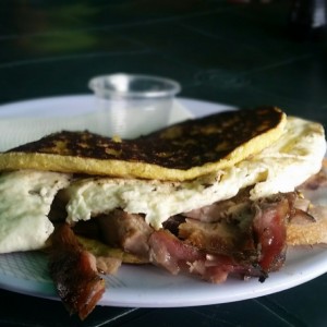 Cachapa Mixta, queso y pernil.