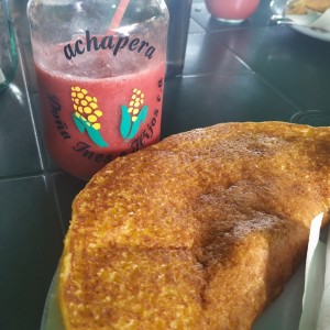 cachapa y jugo de fresa