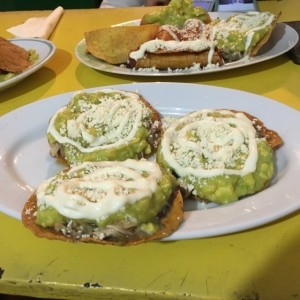Plato mixto y tostadas