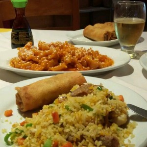 Pollo en salsa miel con  ajonjolí, arroz Only One,  y lumpias