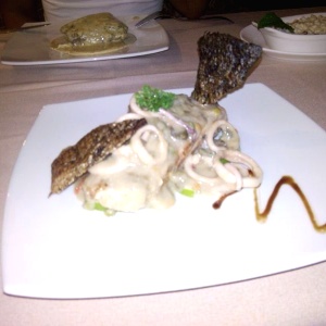 Salmón con salsa de calamares