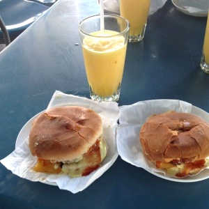 Hamburguesa especial y batido de parchita
