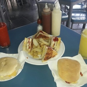 club house, batidos, hamburguesas con queso