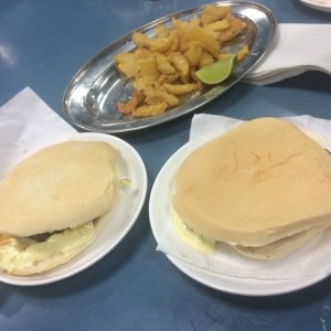 hamburguesas con queso y racion de papas
