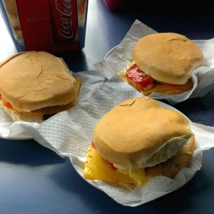 Hamburguesa con queso y ensalada