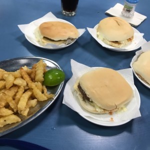 hamburguesas con queso y papas
