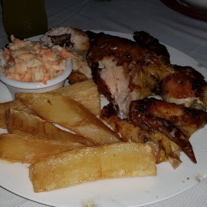 1/2 pollo con yuca y ensalada