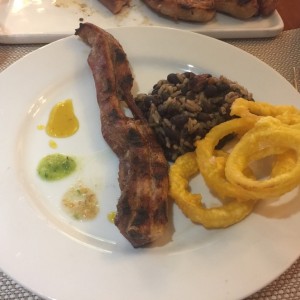 Armado del plato con todo y salsas! 