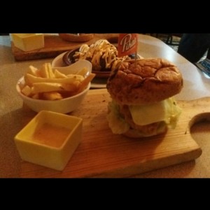 Hamburguesa con Papas rancheras.