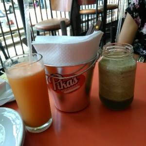 Naranja con zanahoria y limonada con hierba buena
