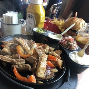 Fajitas mixtas y hamburguesa 