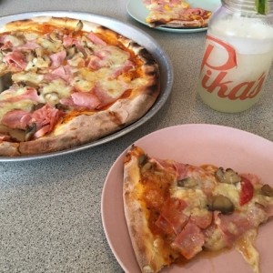 Prosciutto Funghi y limonada!