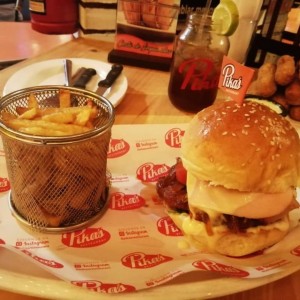 hamburguesa con cebolla caramelizada