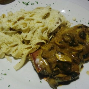 Cartoccio de lomito con pasta a la crema