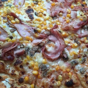 Pizza de maiz, tocineta y adicional de Anchoas