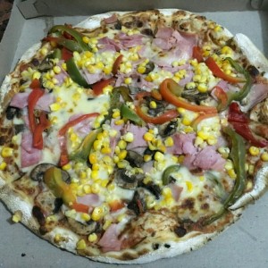 Pizza 4 Estaciones, mezclada, pero le cambiaron ingredientes, normalita