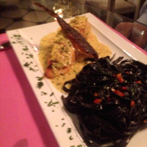 Salmon con fetuchini negro al olio