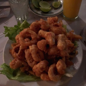 Camarones y calamares rebozados