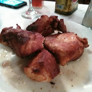 Piezas de cochino frito pre-maseradas en vino tinto
