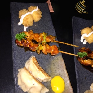 Entrada del menu. Croquetas, pinchos y gyozas.. Divino