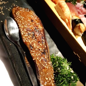 Berenjena asado con salsa miso