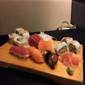 Sushi y sashimi variado