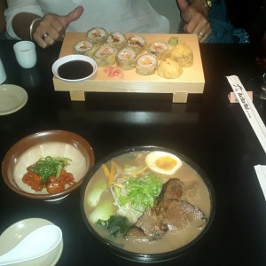 Ramen, sushi, ensalada de pulpo bebe