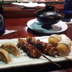 Gyosas de Cerdo, Satay de Pollo BBK y Croquetas de Cangrejo con Salsa Tartara