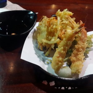 Tempura de Langostinos y Vegetales (Berros, Zanahorias, Cebollas) y su Salsa Tempura