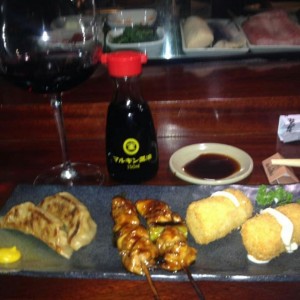 Gyosas, Satay de Pollo Teriyaki, Croquetas de Cangrejo, Excelente