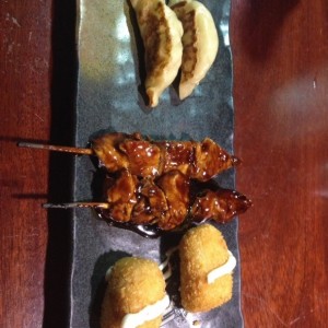 Gyozas de Cerdo, Yakitori de Pollo Teriyaki y Croquetas de Cangrejo, Excelentes