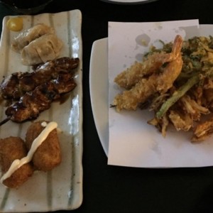 Gyosas, croquetas, pinchos de pollo, langostinos y vegetales tempurizados