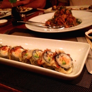 Tiger roll y Yakisoba de pollo!