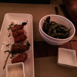 Edamames picantes y croquetas de kani