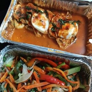 pollo capresa con vegetales salteados