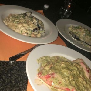 Pasta "Delicias del mar" y "Bocato rojo relleno de pollo con salsa carbomara y pesto"
