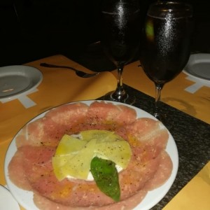 Carpaccio de Lomito y Tinto de Verano