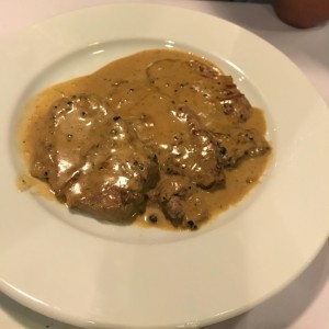 Escalipinas de lomito a la pimienta 