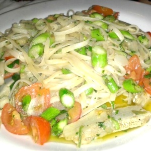 Linguini con esparragos, alcachofa y tomates cherry