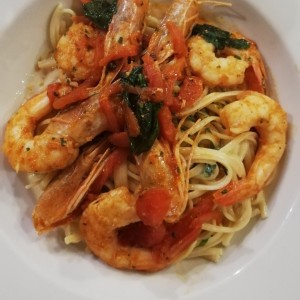 Linguini con langostinos y crema de cebollin 