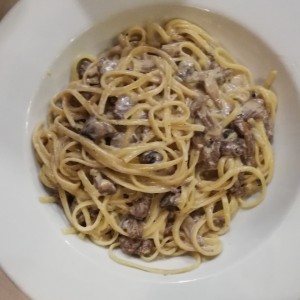 Pasta a la roca (crema, hongos y lomito)