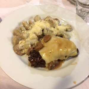 Cartocho de lomito y gnoquies