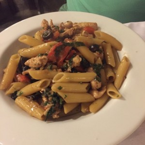 penne con pimientos,pollo y espinacas (bueno)