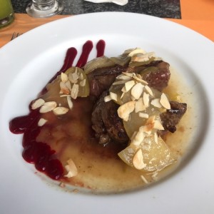 Medallones de lomito con manzana y almendras fileteadas