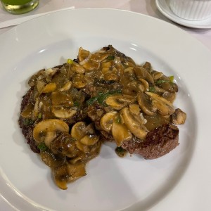 Escalopinas de lomito en salsa de champignon