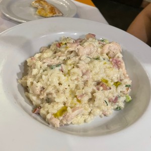 Risotto con pollo, cebollin y tocineta